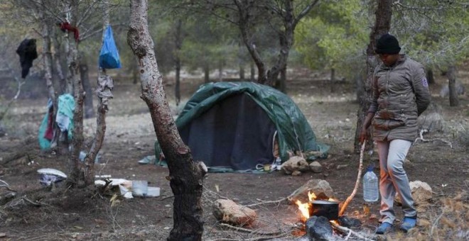 Una mujer de Camerún, en uno de los campamentos cercanos a la valla entre Marruecos y Melilla.-REUTERS