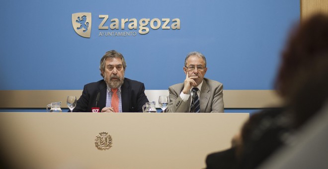 El exalcalde de Zaragoza y actual magistrado de la Audiencia Provincial, Juan Alberto Belloch, con Fernando Gimeno, consejero de Hacienda autonómico y exvicealcalde.