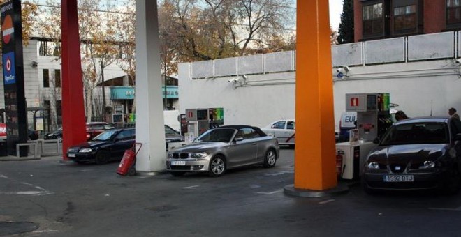 Varios vehículos repostan en una gasolinera. EUROPA PRESS