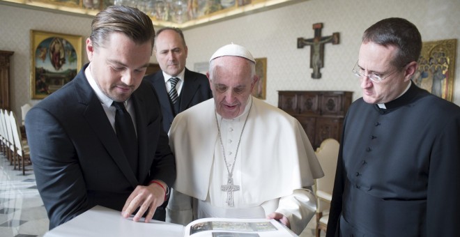 El Papa Francisco y Leonardo Di Caprio reflexionan en el Vaticano sobre la defensa del medio ambiente./REUTERS