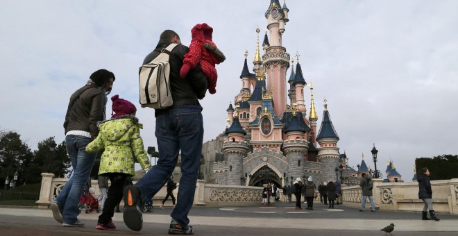 Una familia pasea por Disneyland París. - REUTERS