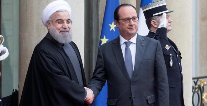 El presidente francés, François Hollande, da la bienvenida al presidente iraní, Hasán Rohaní, a su llegada al palacio del Elíseo en París. - EFE