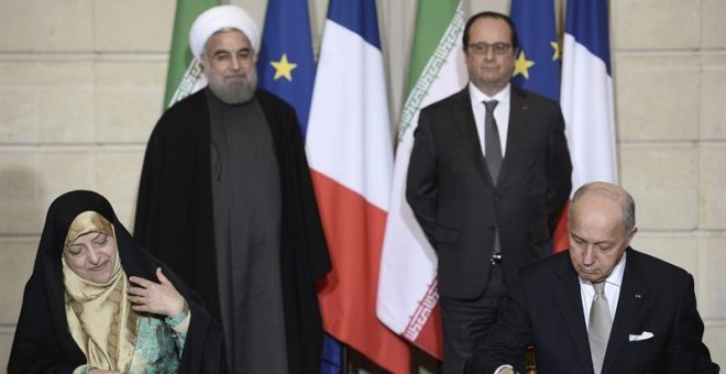 El ministro francés de Exteriores, Laurent Fabius, la ministra iraní de Estado para la Protección del Medio Ambiente, Masoumeh Ebtekar, el presidente iraní, Hasán Rohaní, y el presidente francés, François Hollande. - EFE