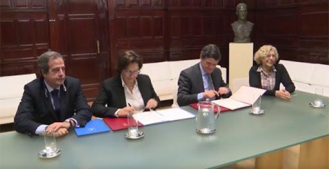La alcaldesa de Madrid, Manuela Carmena, y el presidente de la Sociedad de Gestión de Activos Procedentes de la Reestructuración Bancaria (Sareb), Jaime Echegoyen.
