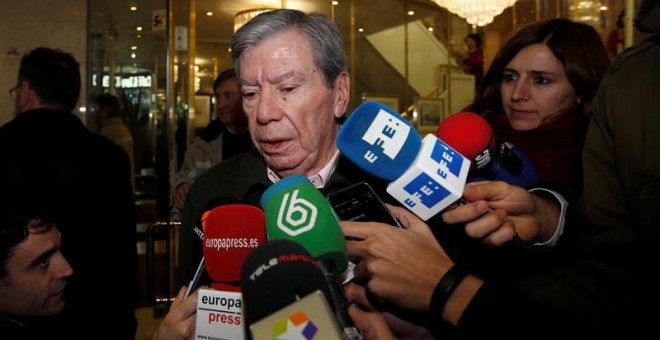 El el exministro del Interior, José Luis Corcuera, a la salida de la reunión de la 'vieja guardia' del PSOE. - EFE