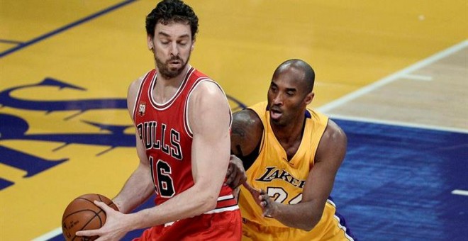 Kobe Bryant de Los Ángeles Lakers disputa el balón con el español Pau Gasol de Chicago Bulls.- EFE