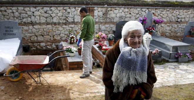 Ascensión Mendieta, hija de Timoteo Mendieta, asiste a la exhumación de los restos de su padre en el cementerio de Guadalajara