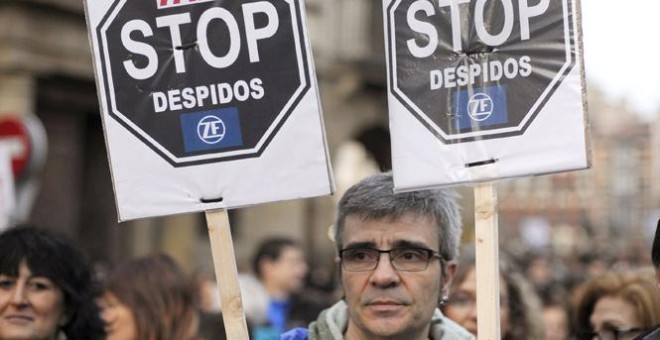Algunas de las miles de personas que se han manifestado en Pamplona en apoyo a los trabajadores de la planta de ZF-TRW y en protesta por el ERE para el despido de 250 de los 620 empleados de la factoría. EFE/Villar López