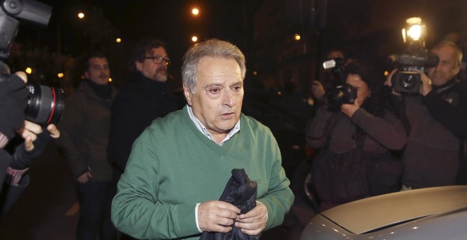 El expresidente de la Diputación de Valencia, Alfonso Rus, a su salida de la ciudad de la justicia de Valencia tras quedar en libertad provisional con fianza de responsabilidad civil de dos millones de euros por el caso Imelsa. EFE/Manuel Bruque