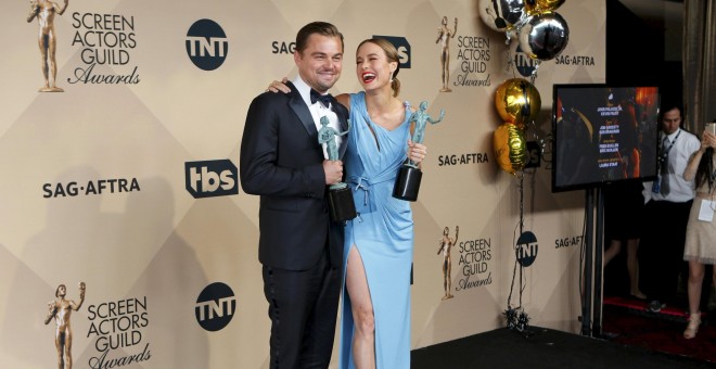 Los actores Leonardo DiCaprio  y Brie Larson posan ante los periodistas con sus premios del Sindicato de Actores de EEUU. REUTERS/Mike Blake