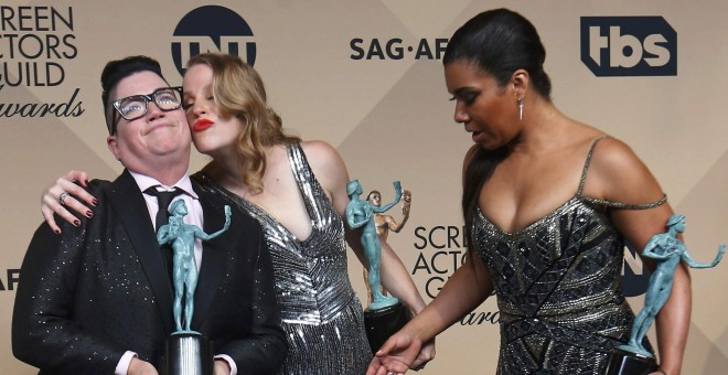 Las actrices Lea DeLaria, Emma Myles y Jessica Pimentel, de la serie 'Orange is the New Black', con sus premios del Sindicato de Actores de EEUU. REUTERS/Mike Blake