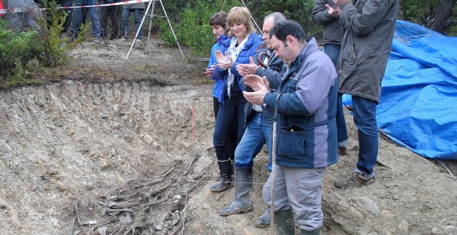 Ana Ollo, consejera del Gobierno de Navarra, junto a  la fosa de Olave.-NAVARRA.ES