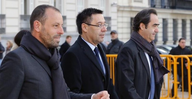 El presidente del FC Barcelona, Josep María Bartomeu, y su antecesor en el cargo, Sandro Rosell, en la entrada a la Audiencia Nacional. EFE/MARISCAL