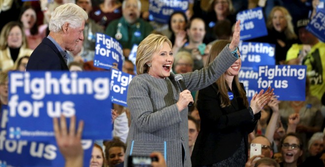 La candidata demócrata Hillary Clinton, que lidera los sondeos de su partido, durante un acto electoral en Iowa. - REUTERS