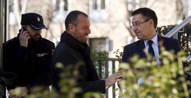 El presidente del FC Barcelona, Josep María Bartomeu, y su antecesor en el cargo, Sandro Rosell, a su salida de la Audiencia Nacional. REUTERS/Andrea Comas
