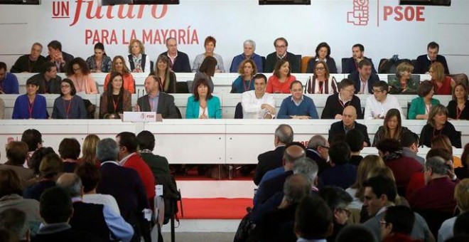 El secretario general del PSOE, Pedro Sánchez (5d), y los miembros de su Ejecutiva durante la reunión del Comité Federal hoy en Madrid, una cita determinante para ver su margen de negociación para intentar conformar una mayoría de gobierno, en el que se d