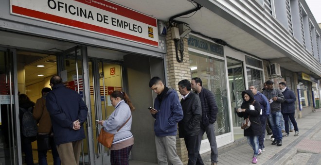Cola delante de una oficina del Servicio Público de Empleo de la Comunidad de Madrid. REUTERS/Andrea Comas
