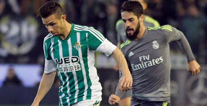 Rubén Castro controla un balón ante Isco en el Betis-Real Madrid de hace dos jornadas. /EFE