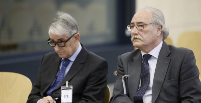 El expresidente de Caja Castilla La Mancha (CCM) Juan Pedro Hernández Moltó (d) y a el exdirector general Ildefonso Ortega (i), en el juicio en la Audiencia Nacional por la presunta maniobra contable con las que ocultaron las millonarias pérdidas de la en