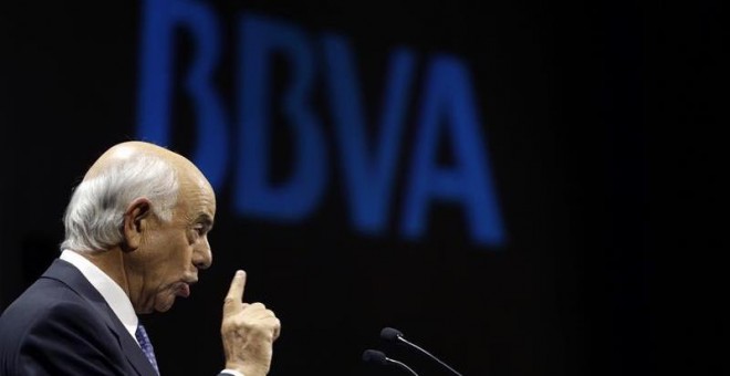 El presidente del BBVA,Francísco Gonzalez, durante la rueda de prensa que ofreció en la sede central del banco para presentar los resultado de la entidad en 2015. / JAVIER LIZÓN (EFE)