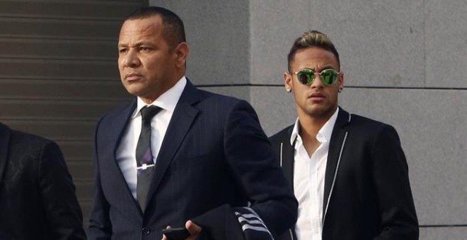 Neymar llegando ayer junto a su padre a la Audiencia Nacional. /EFE