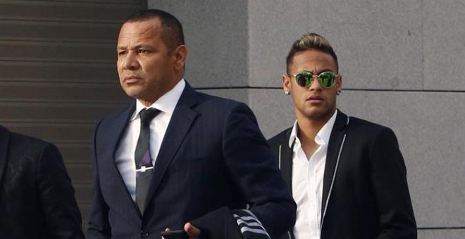 Neymar llegando ayer junto a su padre a la Audiencia Nacional. /EFE