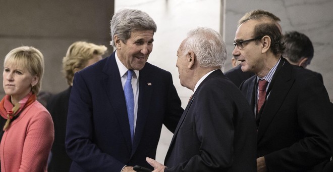 El ministro español de Exteriores en funciones, José Manuel García Margallo, saluda al secretario de Estado de EEUU, John Kerry, durante la reunión de este martes de la coalición internacional contra el autodenominado Estado Islámico (EI). EFE/Angelo Carc