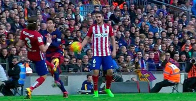 Momento de la patada de Filipe Luis a Messi.