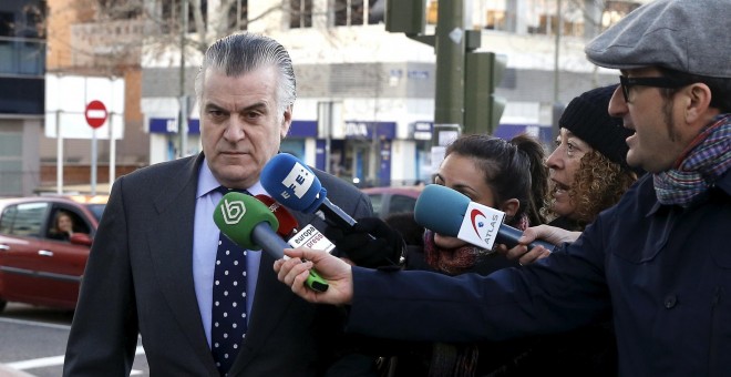 El extesorero del PP Luis Barcenas asu llegada al juzgado de Madrid para declarar sobre el borrado de los discos duros de sus ordenadores  en el PP. REUTERS/Andrea Comas