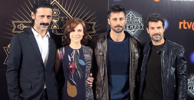 Los actores Nacho Fresneda, Aura Garrido, Rodolfo Sancho y Hugo Silva, durante la presentación en Matadero de la segunda temporada de la serie de televisión 'El Ministerio del tiempo'. /EFE