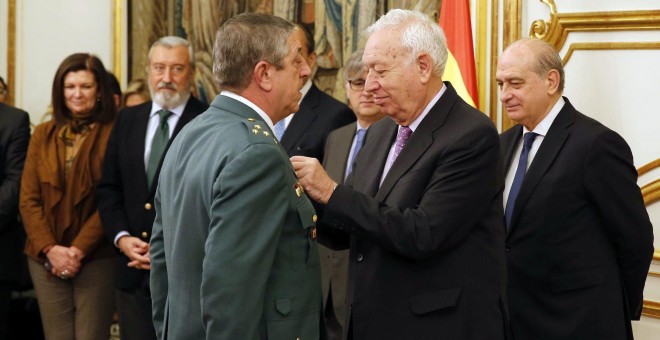 El ministro de Exteriores, José Manuel García-Margallo, y el titular del Interior, Jorge Fernández Díaz, durante el acto de imposición de condecoraciones a miembros de las fuerzas y cuerpos de seguridad del Estado por servicios relevantes en asuntos de Gi