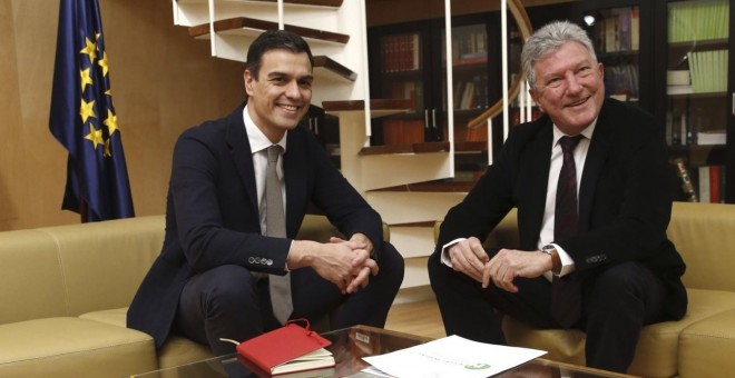 Pedro Sánchez con el diputado Pedro Quevedo, de Nueva Canarias. EFE