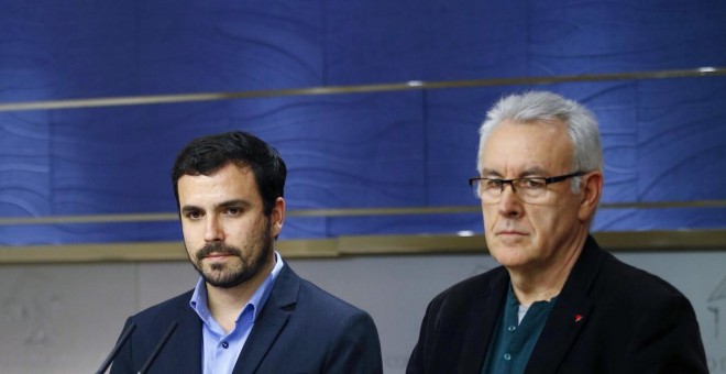 Los dirigentes de Izquierda Unida, Cayo Lara y Alberto Garzón, durante la rueda de prensa que han ofrecido en el Congreso después de la reunión con el líder del PSOE y candidato a la Presidencia del Gobierno, Pedro Sánchez. EFE/J. P. Gandul