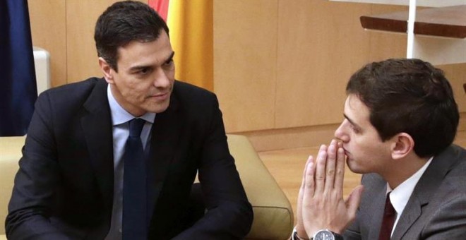 El secretario general del PSOE, Pedro Sánchez, y el presidente de Ciudadanos, Albert Rivera, en un momento de la primera reunión que han mantenido para negociar un posible pacto de investidura. EFE