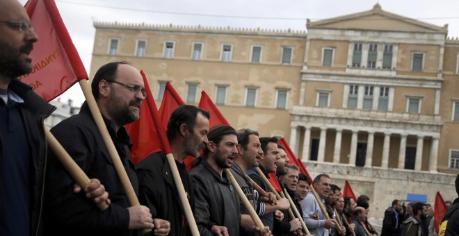 Members of the communist-affiliated PAME union march during a 24-hour general strike against planned pension reforms in Athens, Greece, February 4, 2016. REUTERS/Alkis Konstantinidis