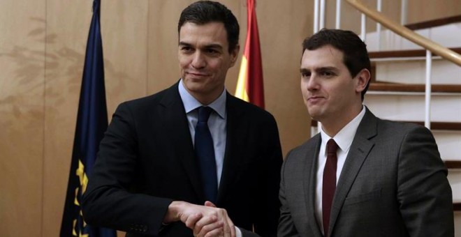 El secretario general del PSOE, Pedro Sánchez, y el presidente de Ciudadanos, Albert Rivera, momentos antes de la reunión que han mantenido hoy en el Congreso, dentro de la ronda de contactos que el líder socialista mantiene con dirigentes de las diferent