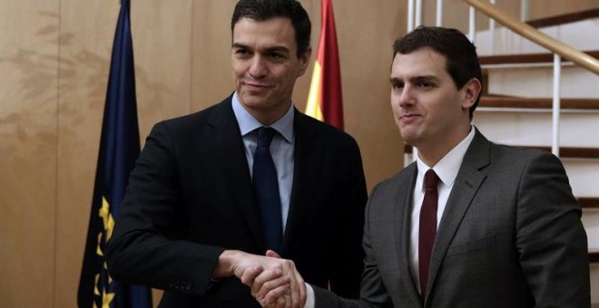 El secretario general del PSOE, Pedro Sánchez, y el presidente de Ciudadanos, Albert Rivera, momentos antes de la reunión que han mantenido hoy en el Congreso, dentro de la ronda de contactos que el líder socialista mantiene con dirigentes de las diferent