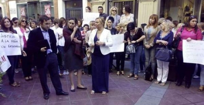 Concentración en Linares La madre de la menor en la concentración junto a su vivienda en Linares (Jaén). Europa Press