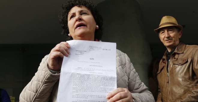 María Salmerón la víspera de su ingreso en prisión por incumplir el régimen de visitas de su hija con su exmarido, que fue condenado a 21 meses de prisión por los malos tratos físicos, psicológicos y sexuales que le infligió. EFE