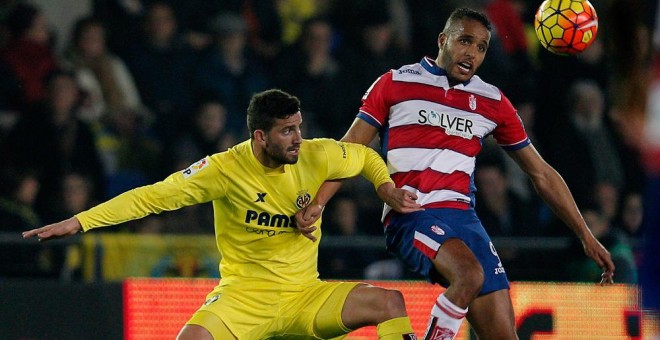 Youssef El-Arabi en un partido entre el Granada y el Villarreal./AFP