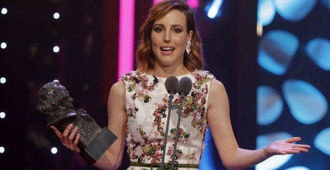 La actriz Natalia de Molina recibe el Goya a la mejor actriz por su papel en 'Techo y Comida', durante la ceremonia de la 30 edición de los Premios Goya, que entrega la Academia de Cine, celebrada esta noche en el Hotel Auditorium de Madrid.