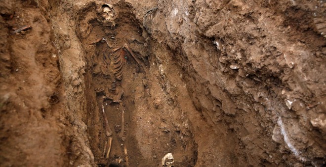 La fosa del cementerio de Guadalajara que ha exhumado la ARMH por orden de la Justicia de Argentina.- REUTERS