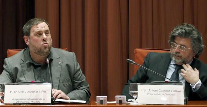 El vicepresidente y conseller de Economía y Hacienda, Oriol Junqueras, junto al presidente de la Comisión de Economía y Hacienda del Parlament, Antoni Castellà (d), durante su comparecencia en dicha comisión en la que ha anunciado que impulsará un plan de