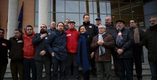 Pablo Iglesias, quinto por la izquierda, y Luz Rodríguez, secretaria de Empleo del PSOE junto a Toxo y Méndez y los acusados. / J.V