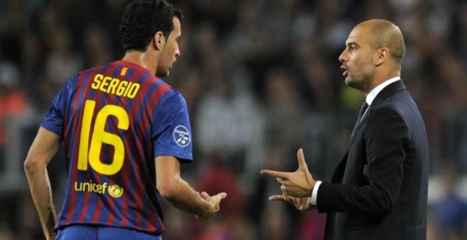 Guardiola dando instrucciones a Busquets durante su etapa como técnico del Barça.