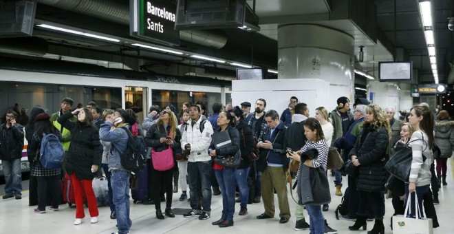 Viajeros afectados por la suspensión del servicio de Cercanías esperan en la estación de Sants. EFE