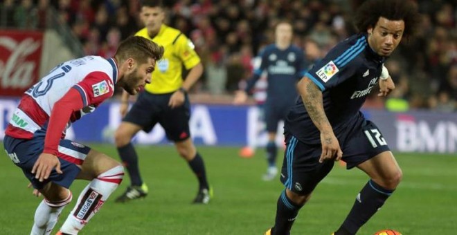 El defensa brasileño del Real Madrid Marcelo (d) juega un balón ante Rochina, del Granada. /EFE