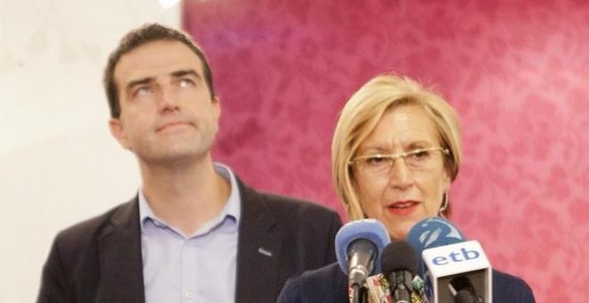 El coordinador de la gestora de UPyD, Gorka Maneiro, junto a la exportavoz y exmilitante del partido, Rosa Díez. Archivo EFE