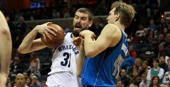 Marc Gasol (i) de Memphis Grizzlies disputa el balón contra Dirk Nowitzki (d) de Dallas Mavericks el sábado pasado. /EFE