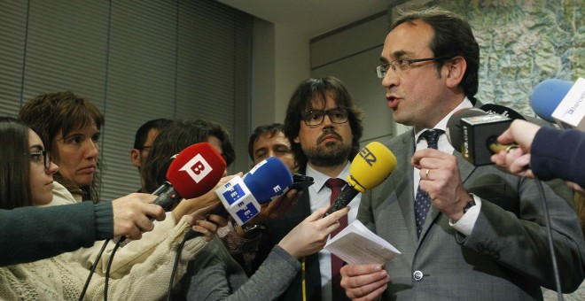 El conseller de Territorio y Sostenibilidad, Josep Rull, durante las declaraciones a los medios de comunicación tras la reunión del órgano mixto Generalitat-Renfe.- EFE